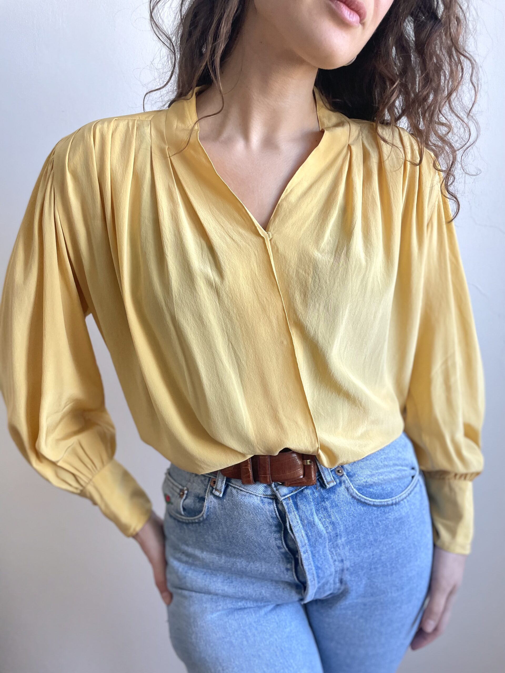 Camicia vintage pura seta giallo pastello con maniche a sbuffo