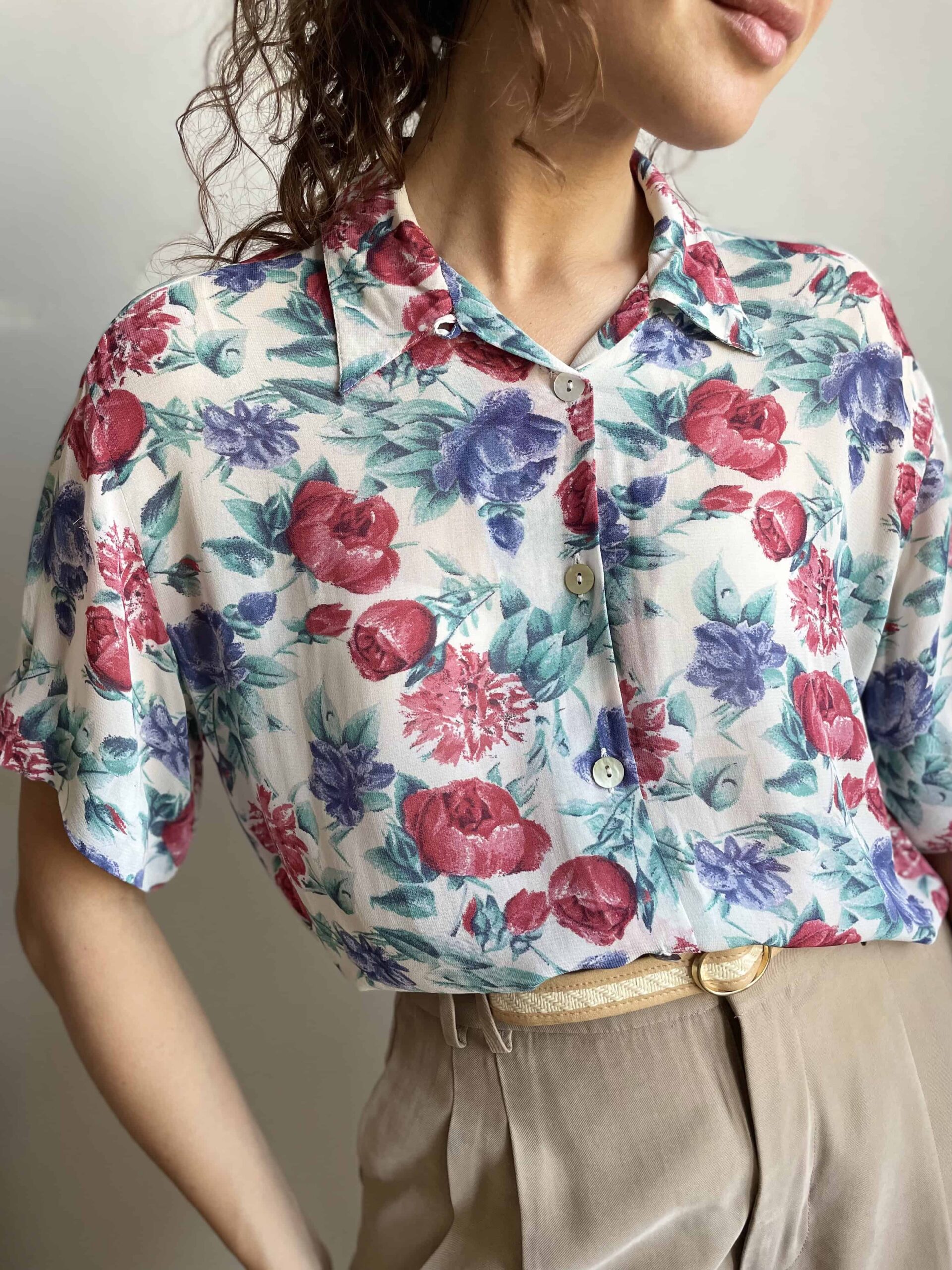 Camicetta vintage in viscosa bianca a fiori blu e rossi e madreperle
