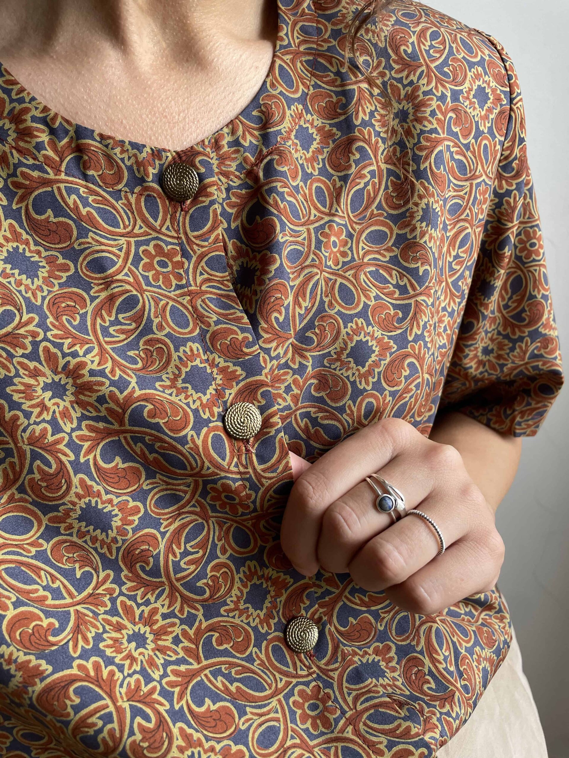 Camicetta vintage etnica paisley arancio e celeste e bottoni oro