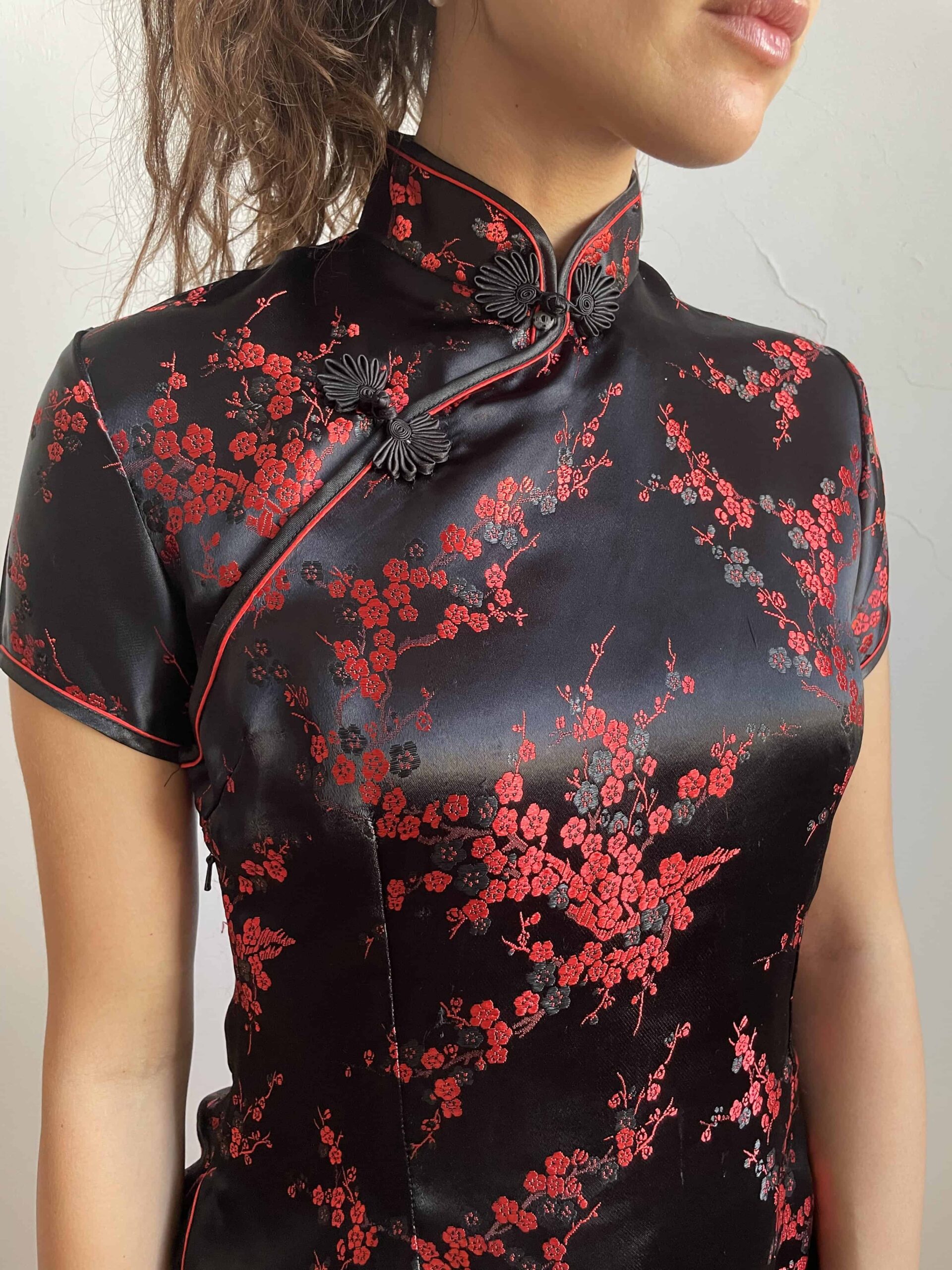 Camicetta vintage originale asiatica in raso nero a fiori rossi