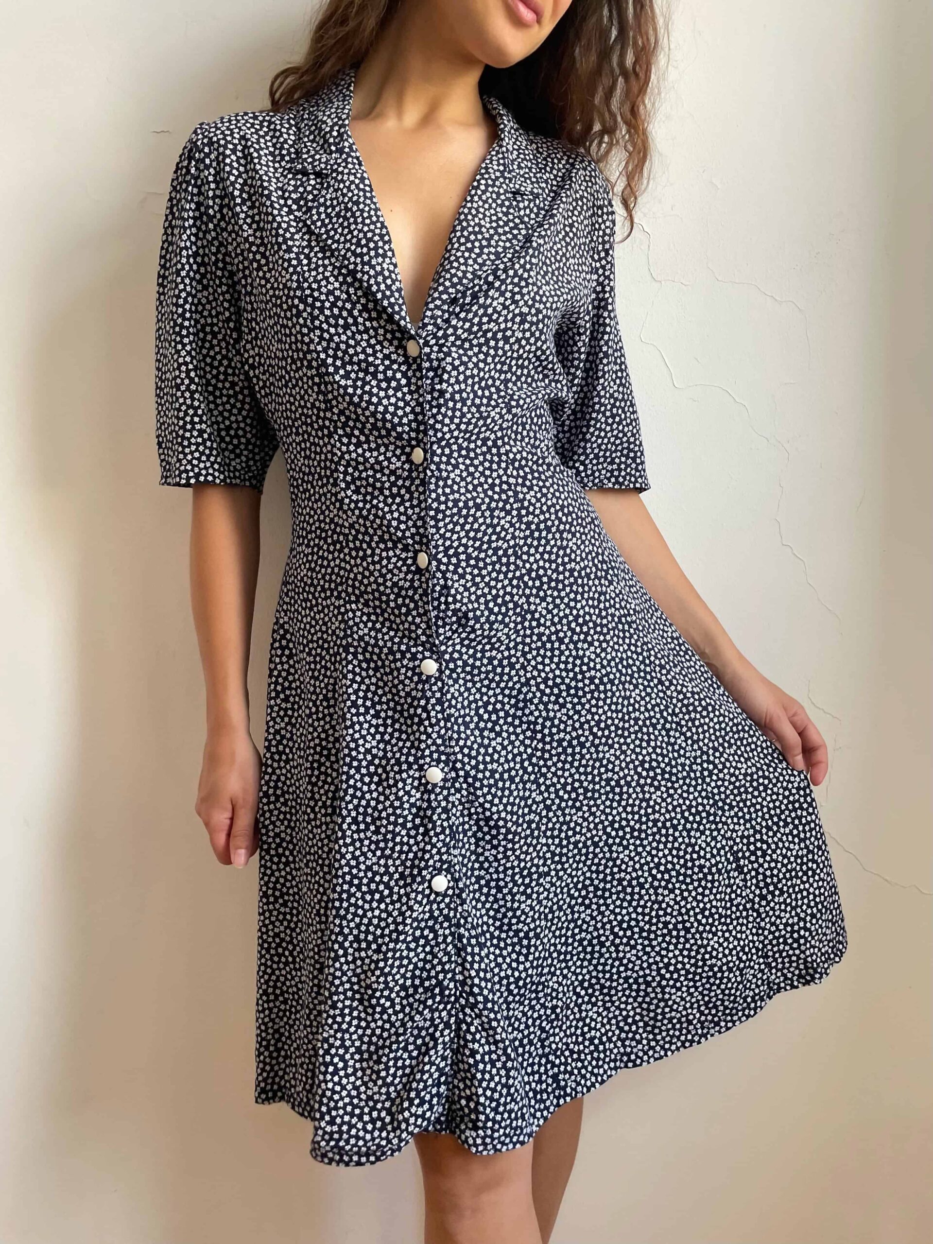Abito midi vintage chemisier blu a micro fiorellini bianchi