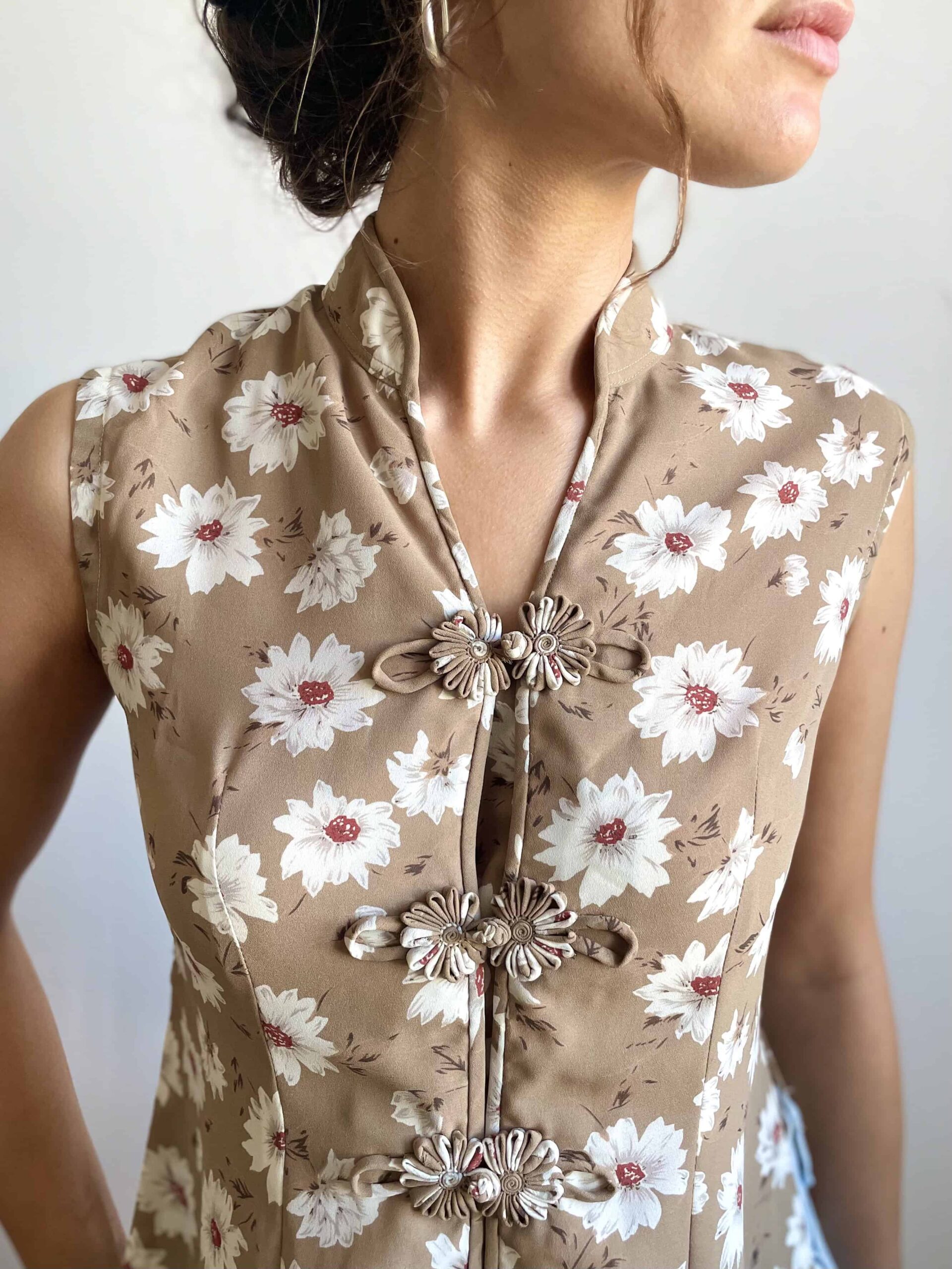 Top in stile asiatico con collo alla coreana grigio tortora a fiori