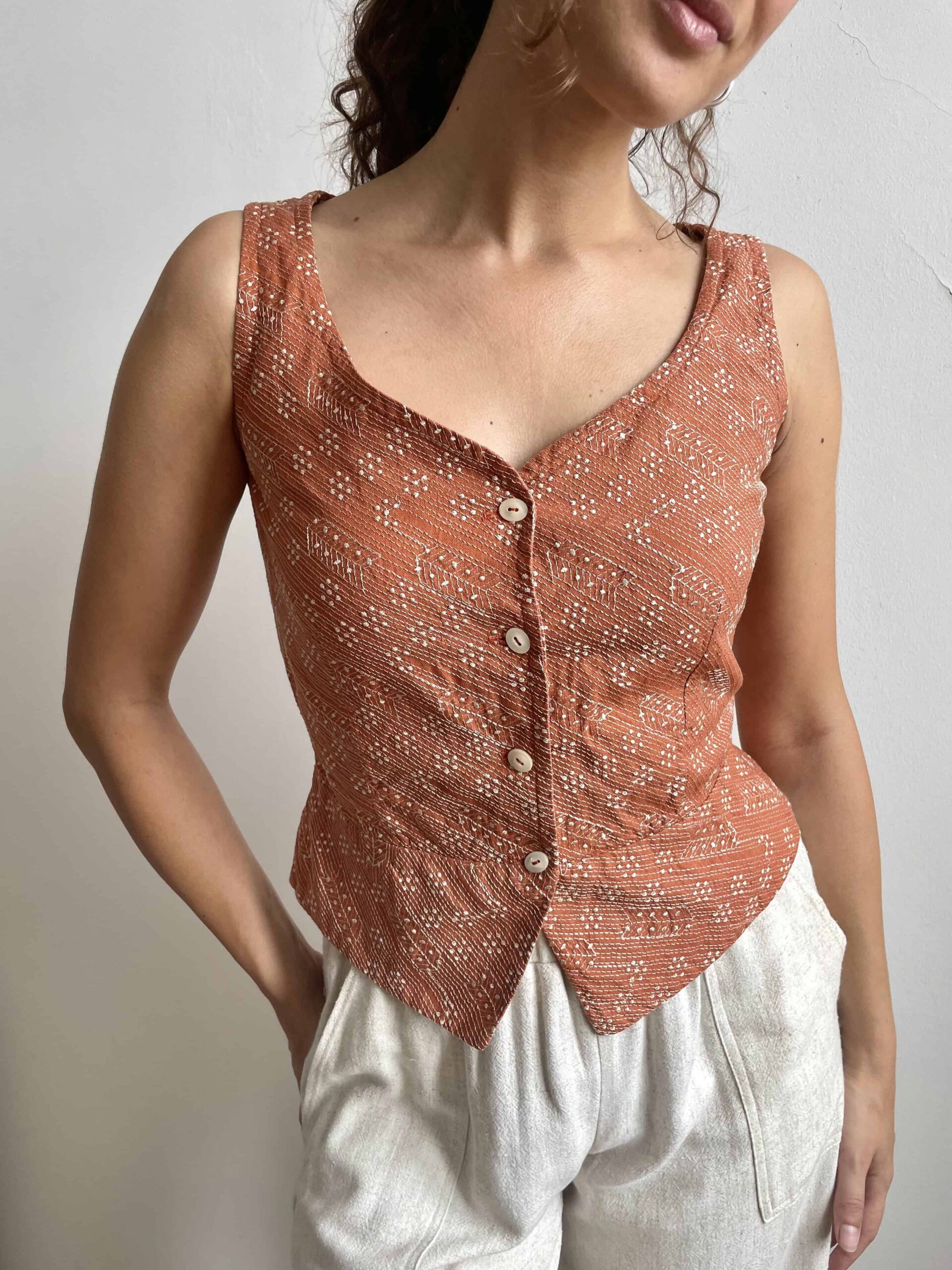 Top 100% cotone arancio con ricami etnici bianchi