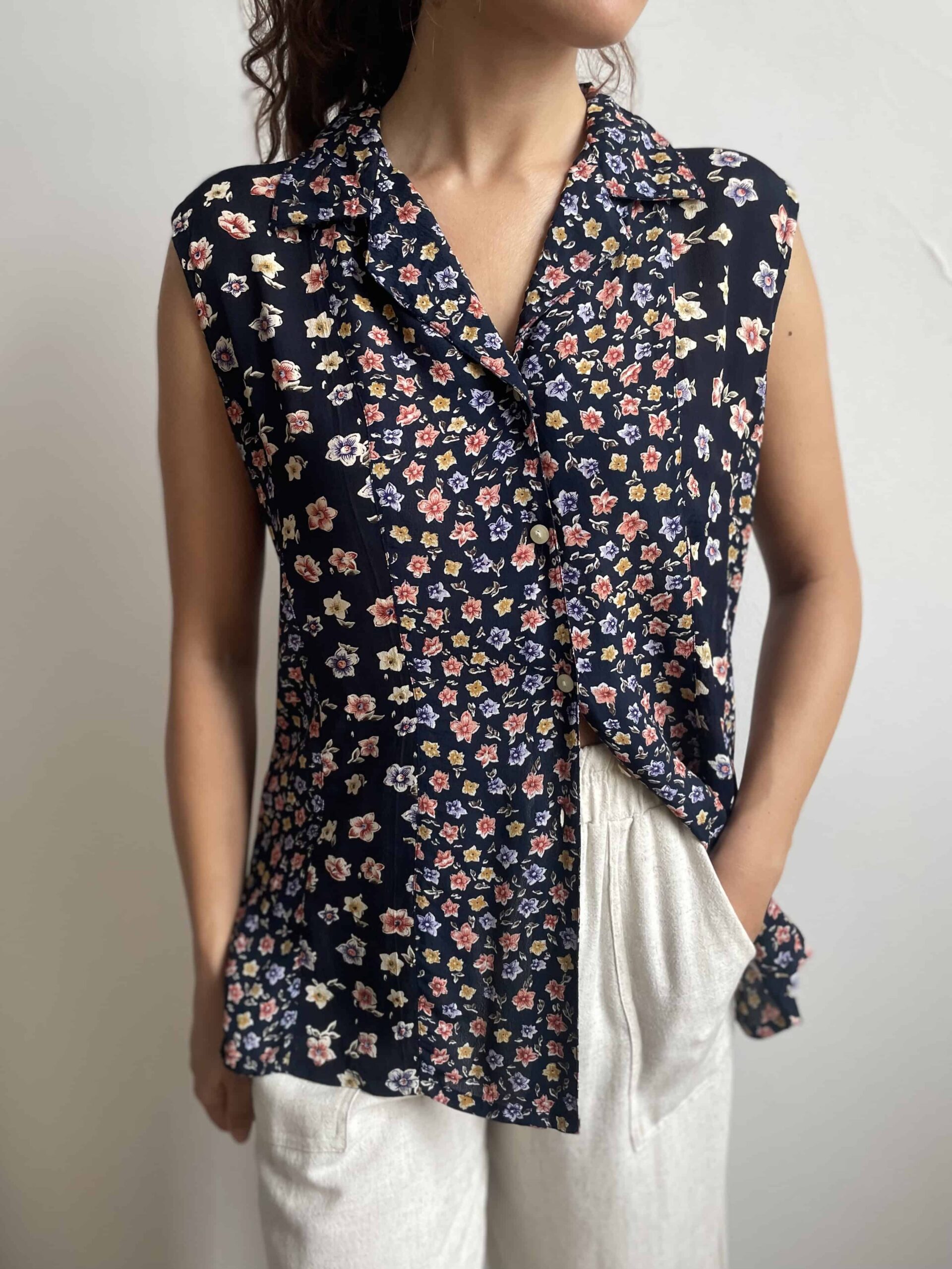 Top vintage 100% viscosa blu scuro a fiori fitti e nastro sul retro