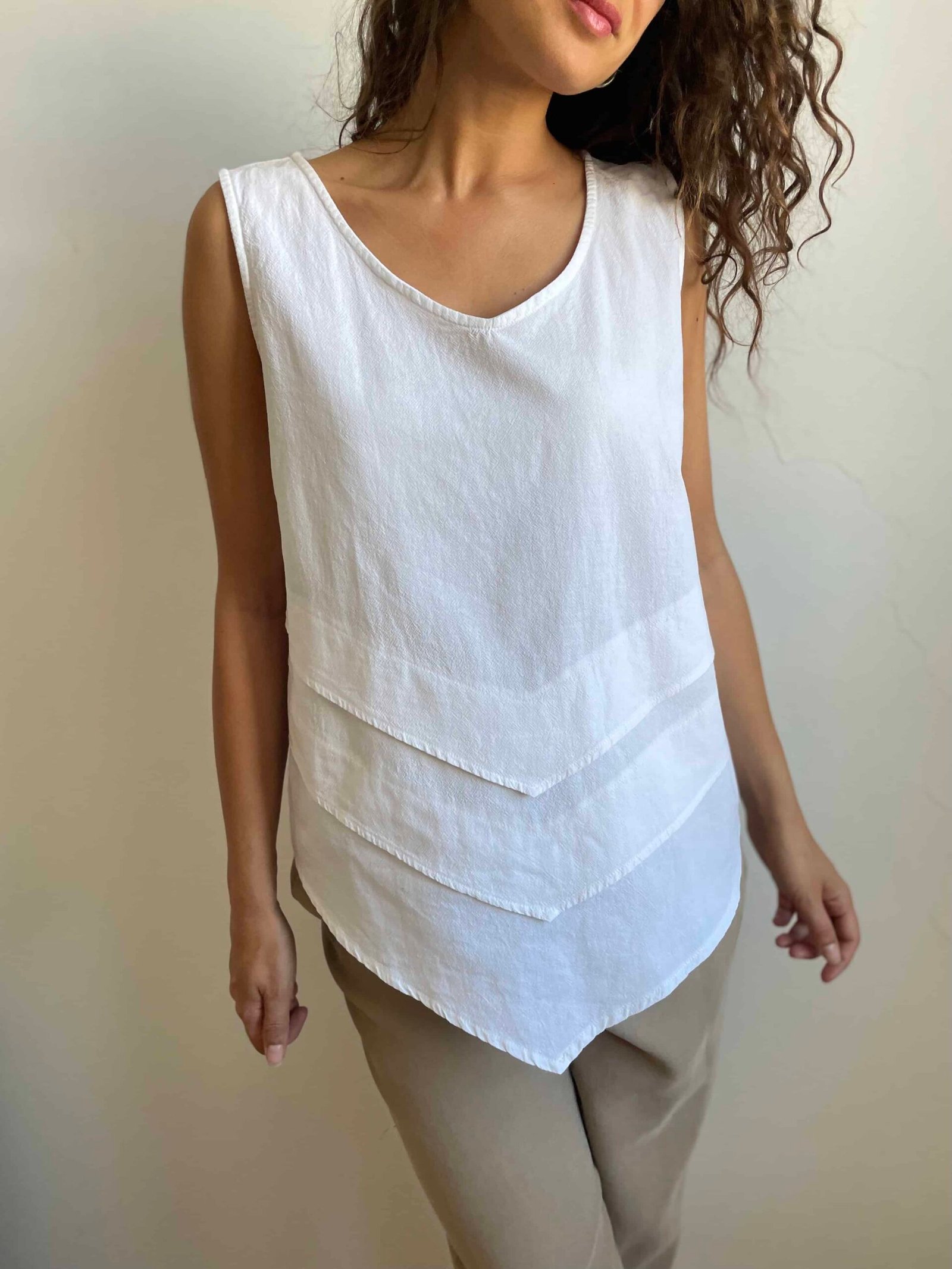 Top vintage smanicato appuntito in 100% puro cotone bianco
