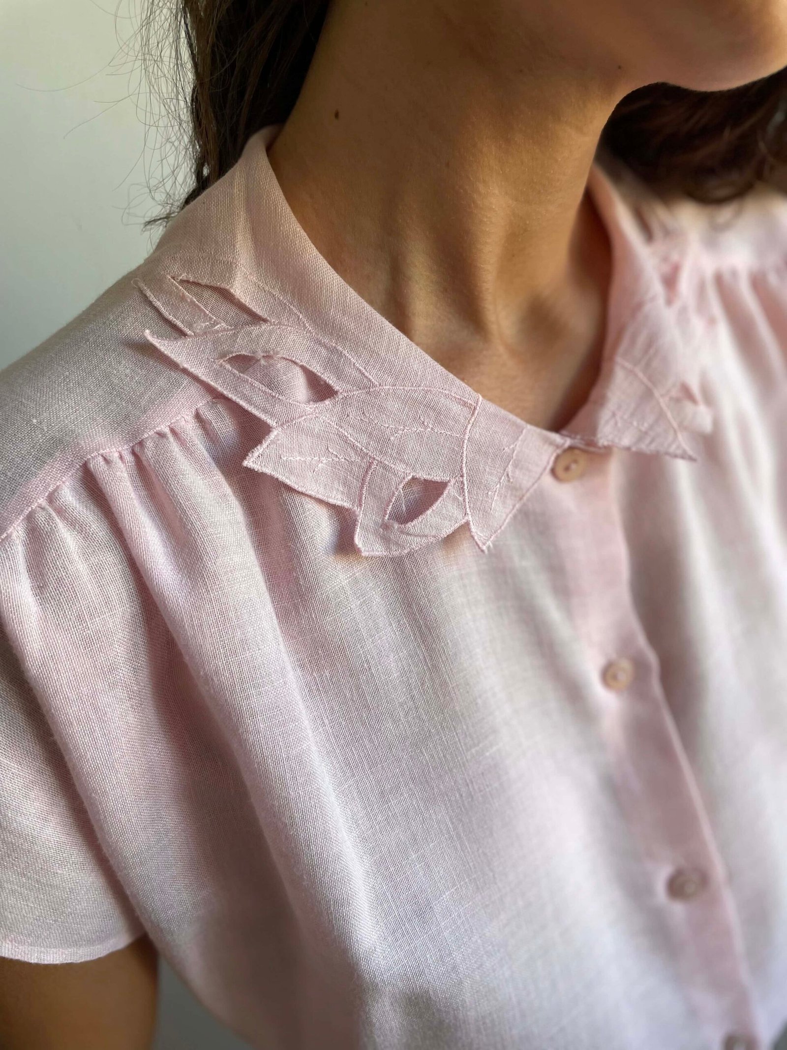 Camicetta vintage rosa con colletto a foglie intagliate