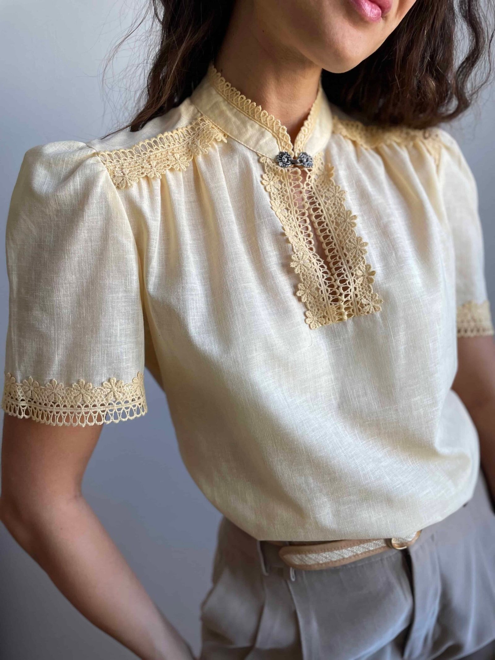 Camicetta vintage austriaca tirolese giallo pastello con pizzo