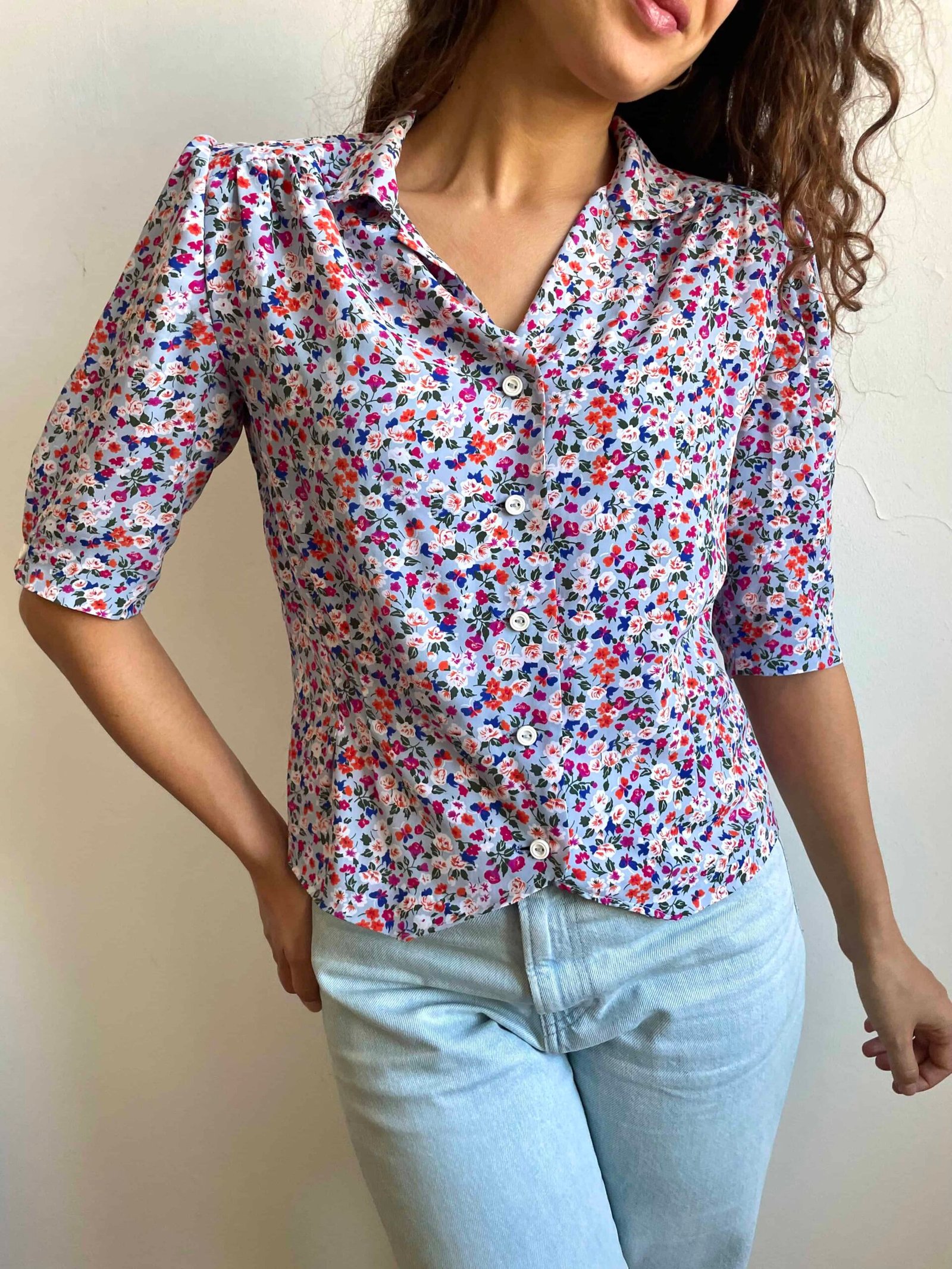 Camicetta vintage con mezze maniche a sbuffo azzurra a fiori